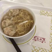 空港内でもエビワンタン麺