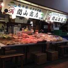 丼用だけでなく、お土産用干物類も売ってましたよ。