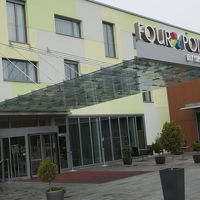 ホテルは丘上にあります