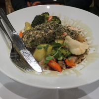 レストラン夕食のサーモン料理