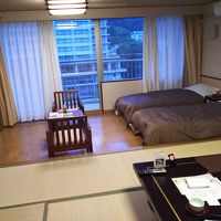 広い和洋室。デッキからは渓流が見える。