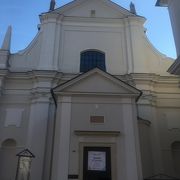 「バルバカン」の近くにある白い教会