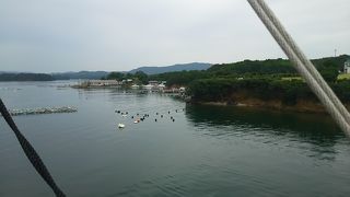 小さな島々が点在する湾