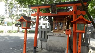 公道の中に祀られている祠