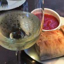 白ワインと付け合せのパン