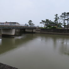 鼓ケ浦海水浴場とを繋ぐ鼓橋