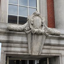 正面入口上のメダリオン