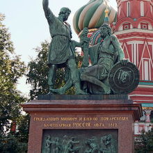 英雄ミーニンとポジャルスキー侯爵の像