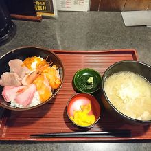海鮮丼は豚汁つき