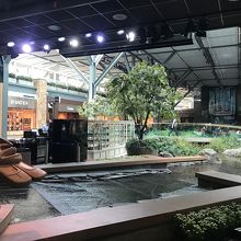 自然との調和を意識した空港内