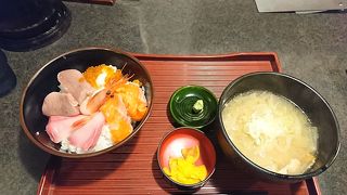 ランチタイムに海鮮丼