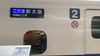 自由席はホームの端ほど空いています。