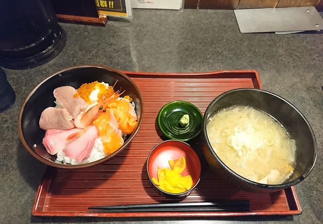 ランチタイムに海鮮丼