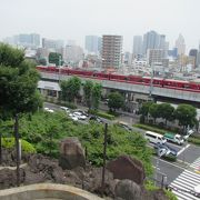 傾斜地上の品川神社境内にあって、かなりの高さに感じる