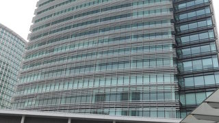 横浜駅から近く、広いきれいなギャラリー、たくさんの車が楽しく見られます