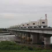 大河・利根川を感じられる大堰です