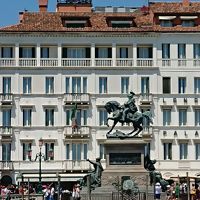 カナルからの外観