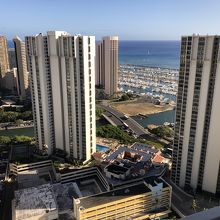 窓からは海側の景色