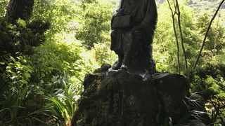 木々の間にあります