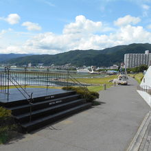 諏訪市側の湖岸から下諏訪方面を望む