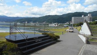 湖畔に近づいて見るよりも、遠くから見た方が見栄えがよい。