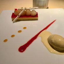 デザートはラベンダーのアイスと桃とベリーのケーキ