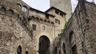 自動車もくぐる門