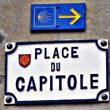 キャピトル広場のフランス語標識の赤いマークは オクシタン十字