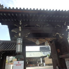 大阪天満宮正門、庵跡の碑はこの門下右にあります