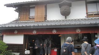 大きな杉玉が掲げられた人気店