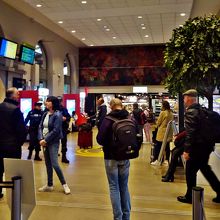 カルカソンヌ駅舎内　向こう側にショップ / 背側に窓口あり