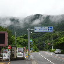 国道122号線沿いにあります