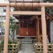 住宅街にひっそり建つ神社