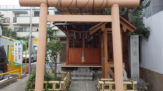 住宅街にひっそり建つ神社