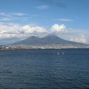 サンタルチア：青い海、遠くにベスビオ山やカプリ島と眺めも最高