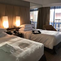 広く快適な客室、窓からは素晴らしいマリーナの景色が堪能できる