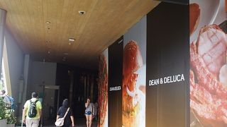 ショッピングから食べ物まで充実