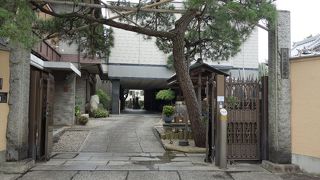 お寺が集まる地区の現代的な寺院