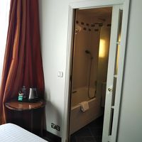 締まらないドア。引っ張っても戻ってしまう。