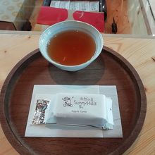 無料のケーキとお茶