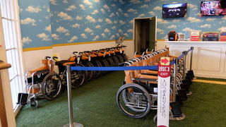 車椅子の予約もできる、高齢者にもやさしいテーマパーク