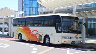 福井駅東口～小松空港連絡バス。北陸道経由で約1時間、料金は高め。