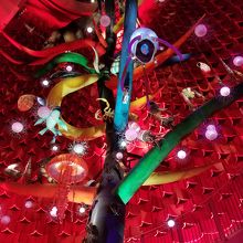 木の下から上まで階段で見学しながら上ります