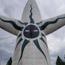 搭の裏側から入場しました