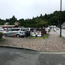 箱根関所・旅物語館の有料駐車場に停めると楽