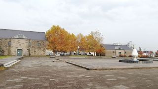 公園内にひっそりと建つ