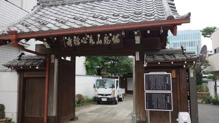 伝統を感じる山門とご本堂