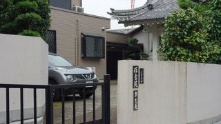 坂道沿いのお寺