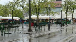 大聖堂横広場が青空市場