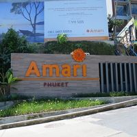 正面入り口、傾斜があるので足元注意。